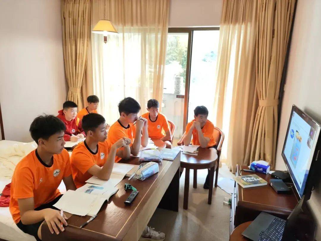 AYX体育-包含青少年足球教育资源不断丰富，线上课程与线下实战相结合的词条