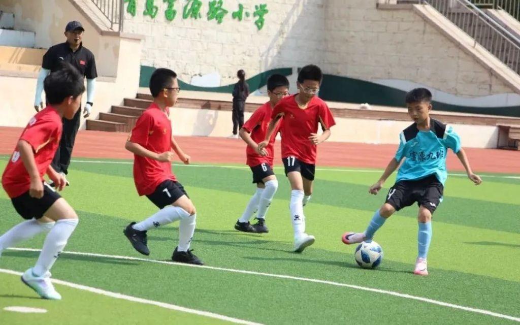 包含青少年足球教育资源不断丰富，线上课程与线下实战相结合的词条