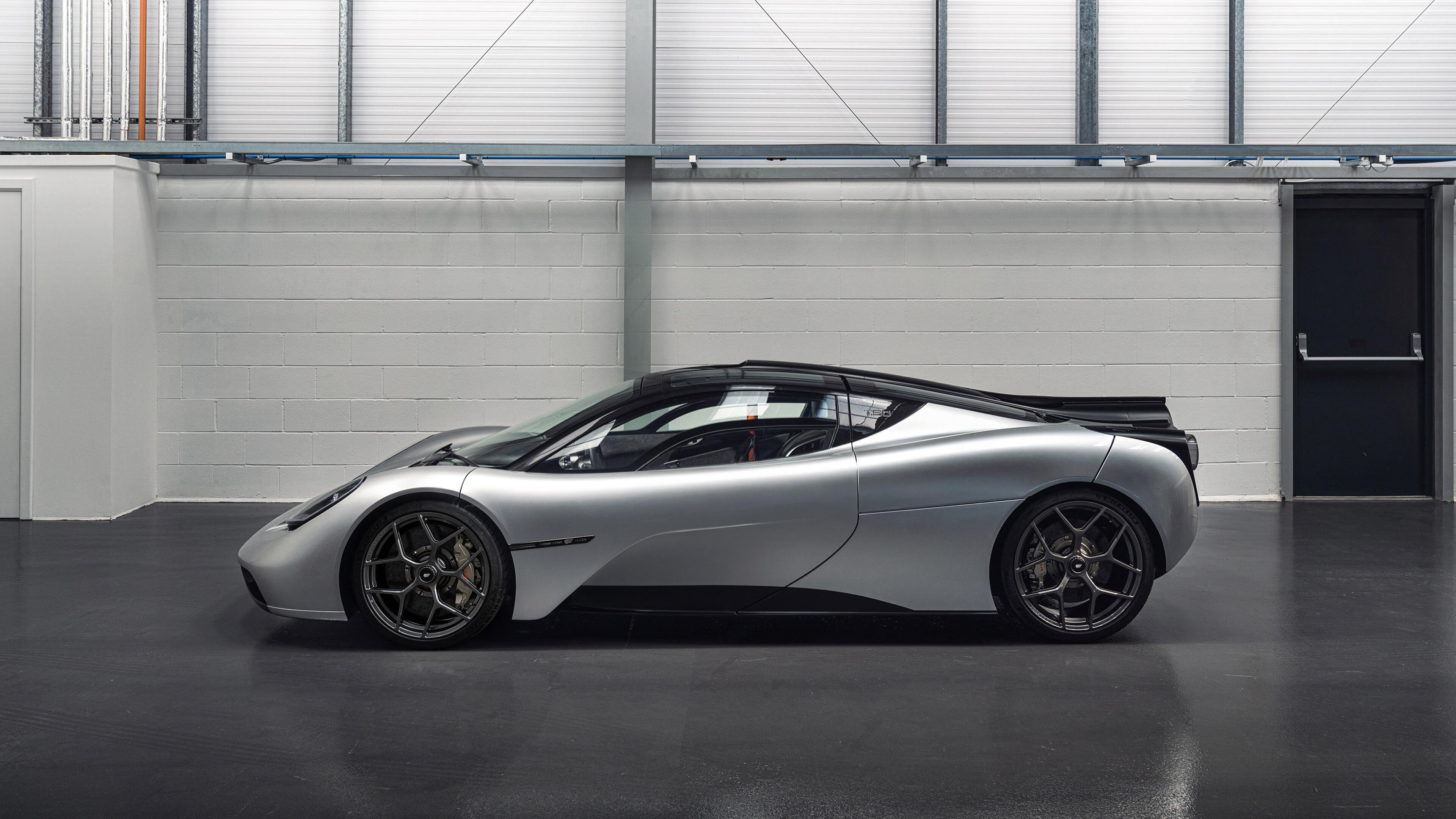 爱游戏体育APP下载-裁判争议再现：某场比赛的判罚引发轩然大波，裁判参与比赛