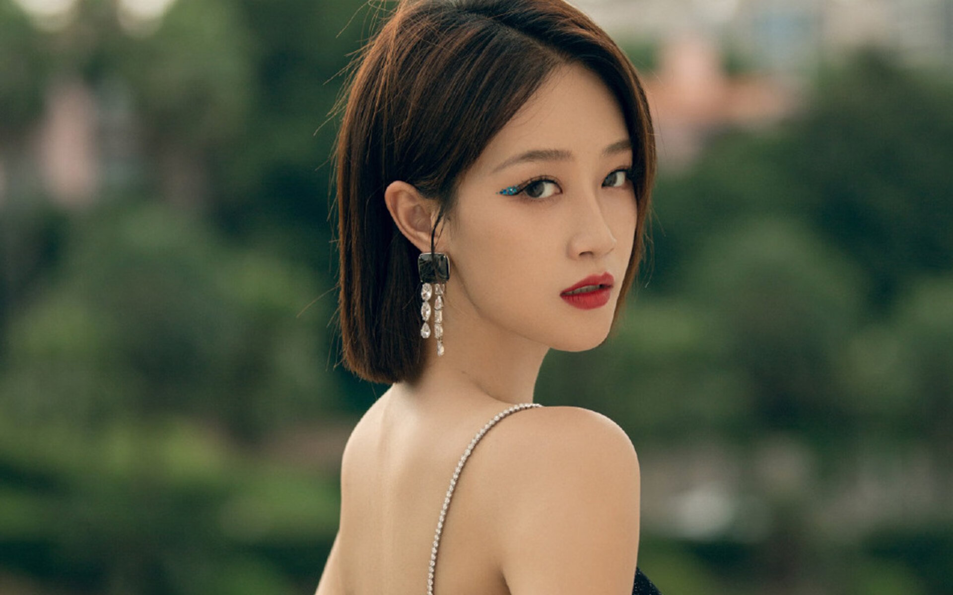 英超比赛中裁判吹罚尺度对战术执行的微观影响,足球裁判吹一场比赛多少钱