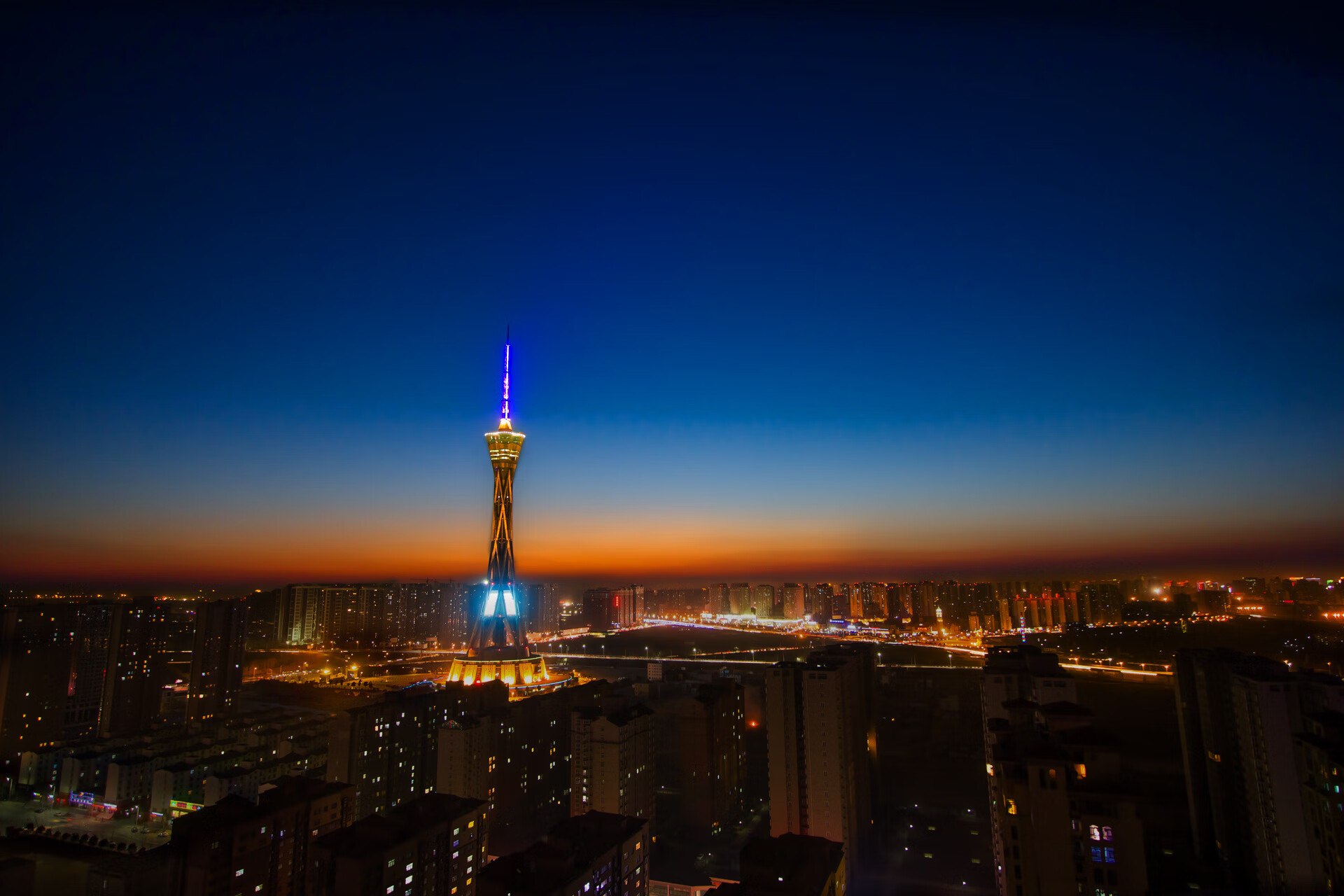 雷霆控卫赛后接受战术指导调整打法,雷霆队防守悍将