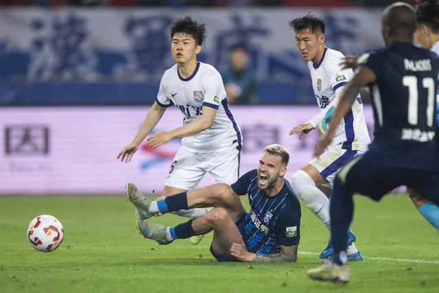 爱游戏体育:中超升班马武汉三镇队“黑马”变“笑话”，球迷：昙花一现！的简单介绍