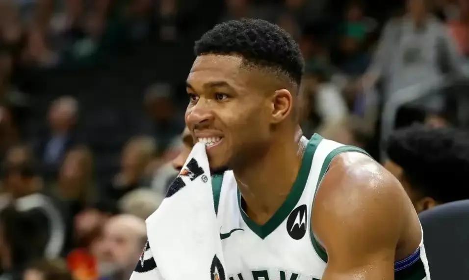 包含爱游戏体育:雄鹿队字母哥的伤病恢复：能否重返巅峰，带领球队前进？的词条