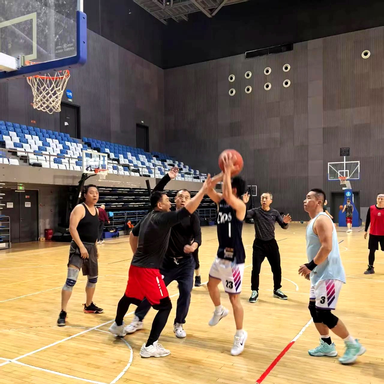 爱游戏体育:篮球裁判:提升专业素养,公正执法,维护比赛公平的简单介绍 爱游戏体育:篮球裁判:提升专业素养,公正执法,维护比赛公平的简单介绍